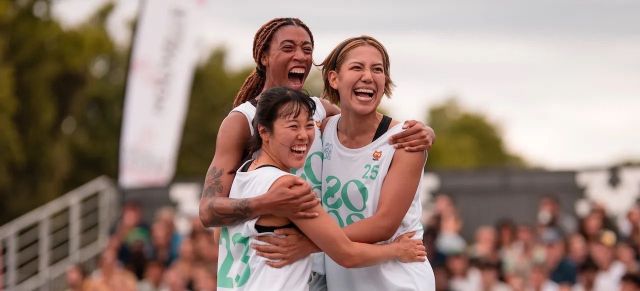 ZOOSのメンバーと笑顔をはじけさせる桂さん（右）