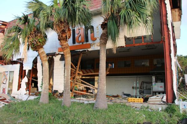 「アシタバ加工場」では、壁の大部分が吹き飛んでしまいました