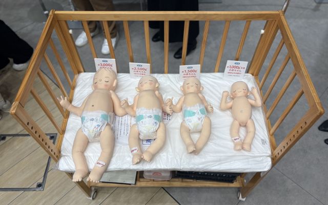 約3000g（左）から約1000g未満の赤ちゃんの人形。世界早産児デーを前に開かれたイベントで展示されていました