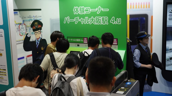 コミケでバーチャル大阪駅を体験する人たち