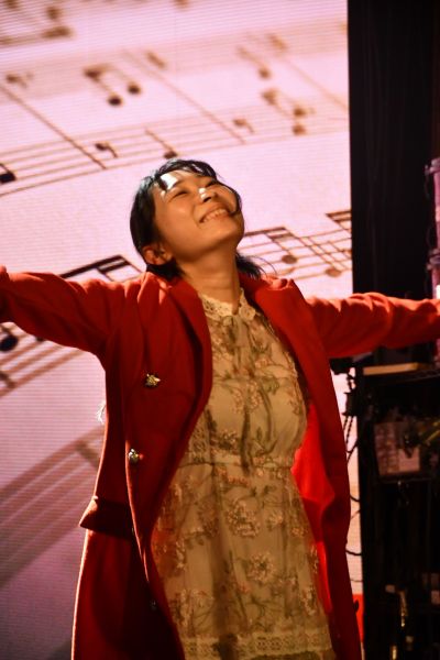 ソロ活動5周年記念ライブの舞台に立った中嶋元美さん