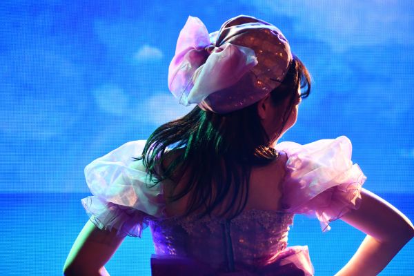 ソロ活動5周年記念ライブの舞台に立った中嶋元美さん