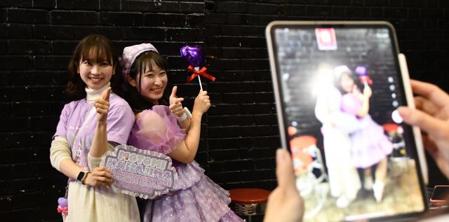 ライブ後の撮影会で中嶋さん（左）と写真に写る城さん