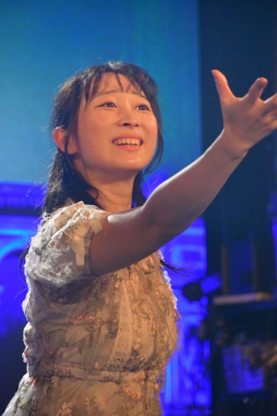 ソロ活動5周年記念ライブの舞台に立った中嶋元美さん