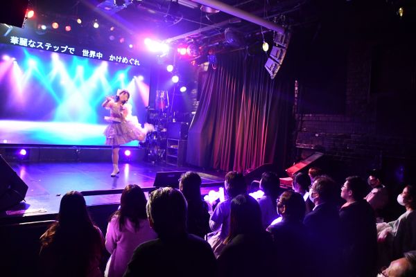 ソロ活動5周年記念ライブの舞台に立った中嶋元美さん