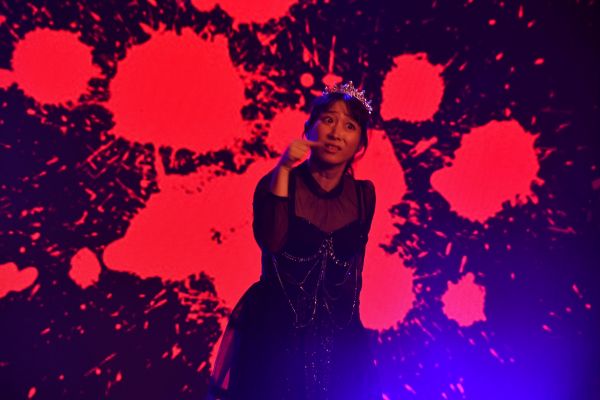 ソロ活動5周年記念ライブの舞台に立った中嶋元美さん