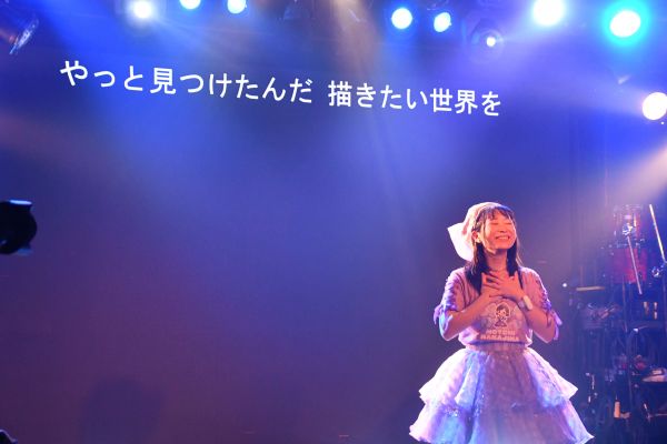 ソロ活動5周年記念ライブの舞台に立った中嶋元美さん