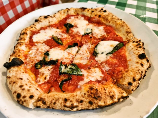 はたちの頃を象徴する一皿として挙げたのは、窯焼きナポリピッツァだった