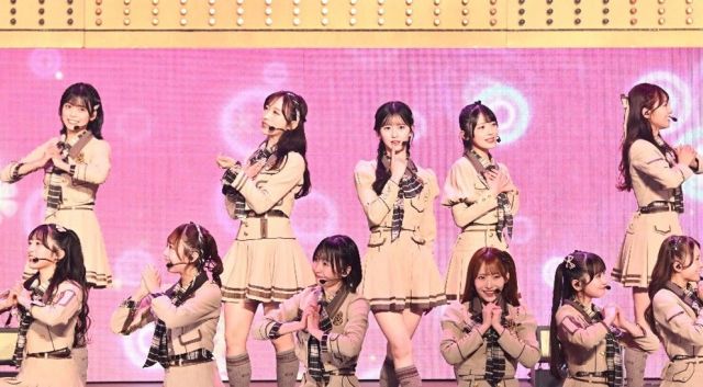 自身のセンター曲を歌う八木愛月さん（後列中央）ら現役メンバー＝12月4日、松村撮影