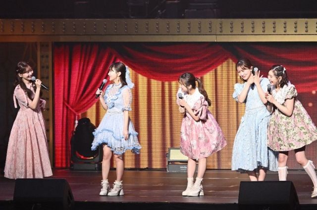 OGのMCは笑いに包まれた。なこみく（矢吹奈子、田中美久さん）」の仲の良さの話題から渡辺美優紀さん（左）に「友達いるんですか」とぶっ込む西野未姫さん（右）＝12月5日