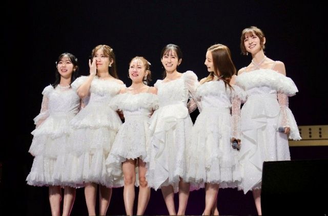 最終日のステージに登場した1期生。中央が前田敦子さん＝©AKB48