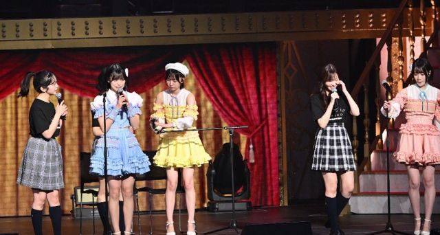「伝説のバンド『SONE』」の新生メンバーについてのトークで、峯岸みなみさん、指原莉乃さんと話す現役メンバーの新井彩永さん（左から2人目）、坂川陽香さん（同3人目）、橋本恵理子さん（右端）＝12月7日
