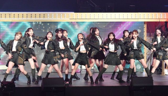 根も葉もRumorを披露するOGや現役メンバー