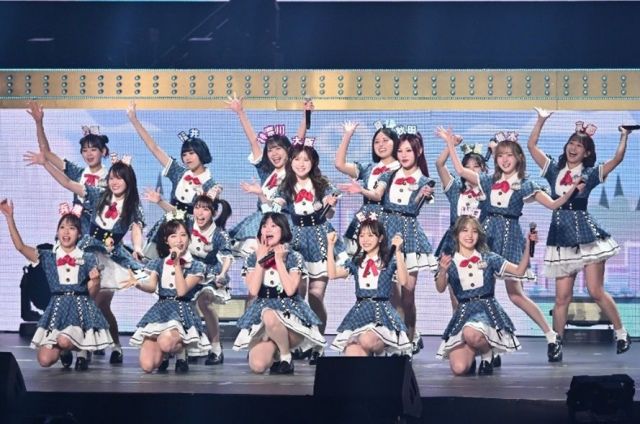 47の素敵な街へを披露するチーム8のメンバー＝12月5日