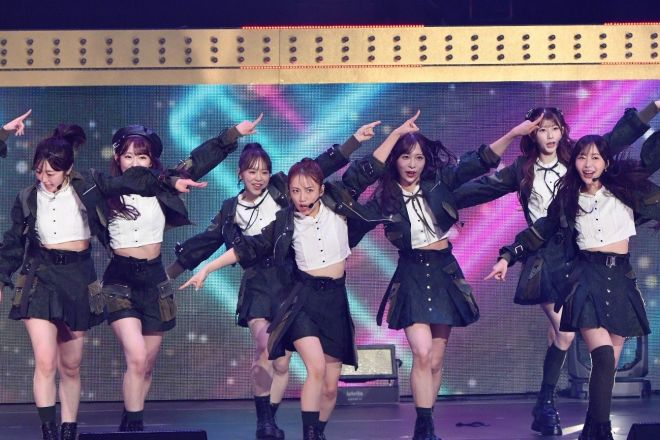 「根も葉もRumor」を披露する指原莉乃さん（前列右）、高橋みなみさん（同中央）、峯岸みなみさん（同左）＝2025年12月6日、日本武道館、提供以外は松村北斗撮影