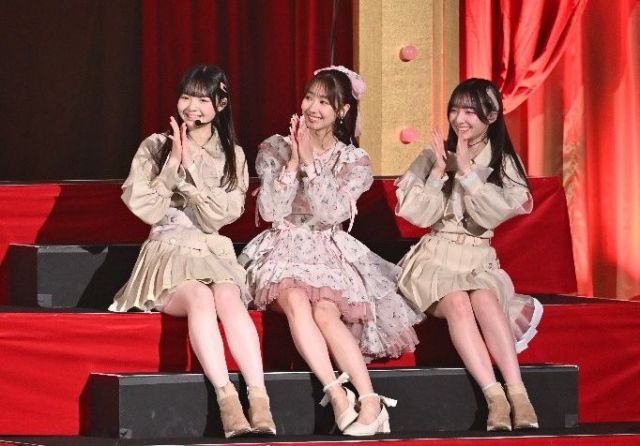 リクアワで現役メンバーとひな壇に座る柏木由紀さん（中央）＝12月4日