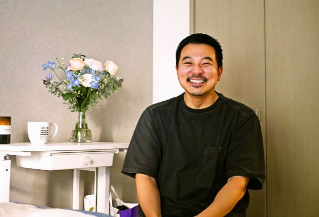 ご自宅にて。「このブーケはいただきものですが、花は普段もよく飾っています」