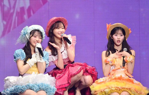 「それでも好きだよ」を歌う（左から）秋山由奈さん、指原莉乃さん、八木愛月さん