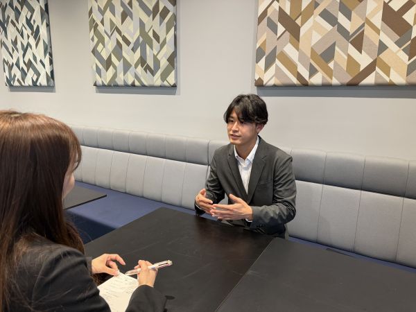 仕事中の徳山哲平さん＝ビースタイルグループ提供