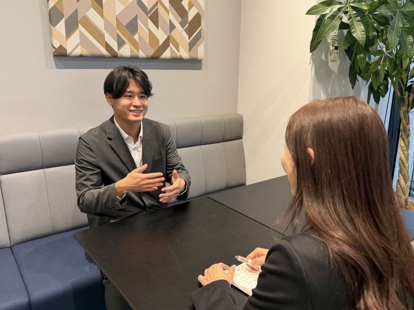 仕事中の徳山哲平さん＝ビースタイルグループ提供