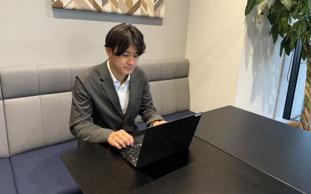 仕事中の徳山哲平さん＝ビースタイルグループ提供