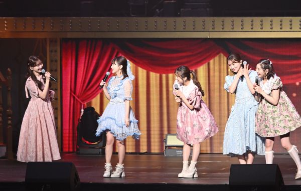 なこみく（田中美久さん、矢吹奈子さん）が仲の良さを語った後、渡辺美優紀さん（左）に「友達いるんですか」とぶっ込む西野未姫さん（右）