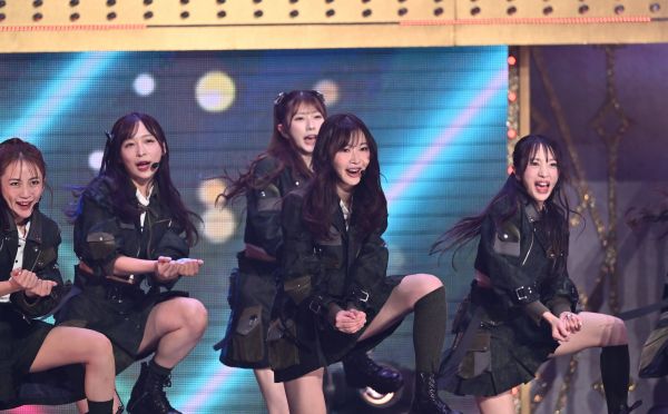 「根も葉もRumor」で激しいダンスを披露する指原莉乃さん、高橋みなみさんらOGと現役メンバー