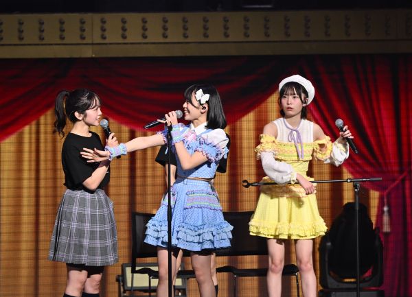 「伝説のバンド『SONE』｣の新メンバーを選ぶコーナーで、峯岸みなみさん（左）と話す新井彩永さん（中央）と坂川陽香さん