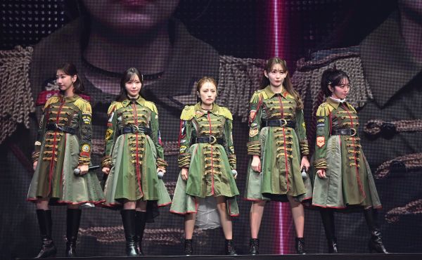 コンサートのオープニングで登場する（左から）柏木由紀、指原莉乃、高橋みなみ、小嶋陽菜、峯岸みなみのみなさん