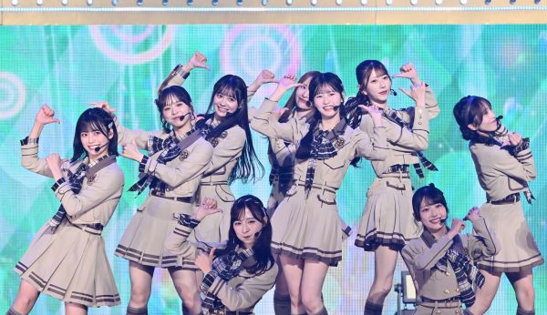 自身がセンターの曲を歌う八木愛月さん（中央）と千葉恵里さん、伊藤百花さんら現役メンバー