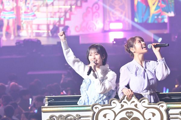 トロッコで移動する元NMB48の山本彩さん（左）と渋谷凪咲さん