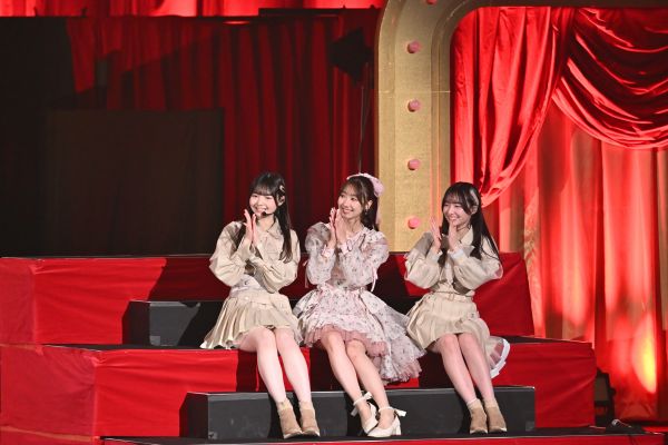 「リクエストアワー」でひな壇に現役メンバーと座るOGの柏木由紀さん