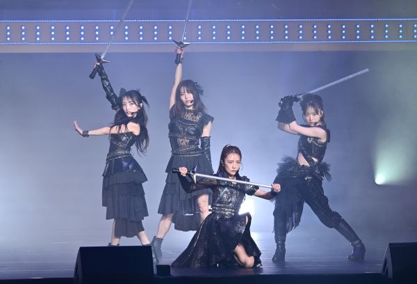 「愛しさのアクセル」を披露する歴代総監督