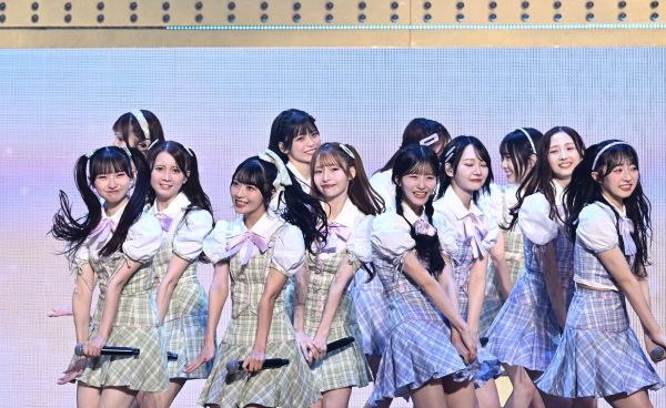 笑顔でパフォーマンスを繰り広げる現役メンバー