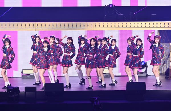 自身がセンターを務める曲を歌う小栗有以さん（中央）ら現役メンバー