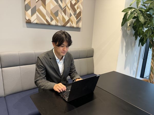 仕事中の徳山哲平さん＝ビースタイルグループ提供