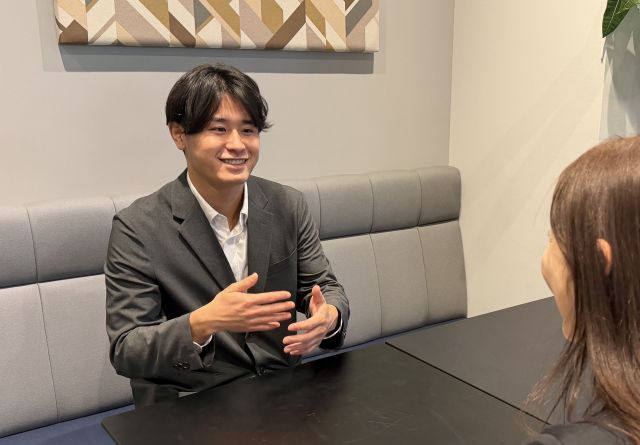 仕事中の徳山哲平さん＝ビースタイルグループ提供