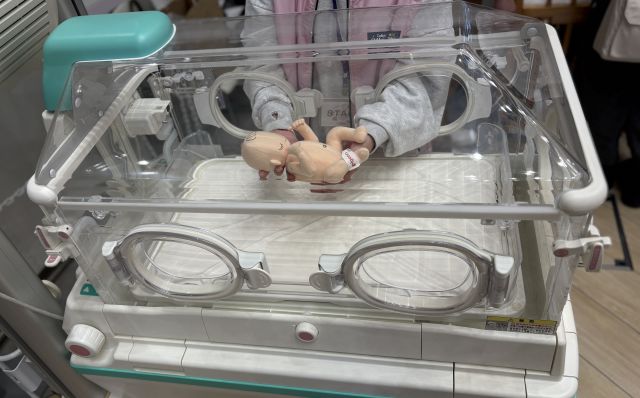 イベントで展示されていた保育器には、500g程度の赤ちゃんの人形が入れられていました