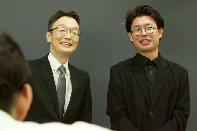 M-1グランプリ2025に出場した都立高校の先生コンビ「キクバリ」。数学教師の小張雄一さん（左）と、美術教師の菊川天照さん＝キクバリ提供