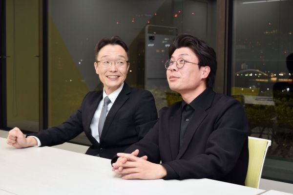 M-1グランプリ2025に出場した都立高校の先生コンビ「キクバリ」。数学教師の小張雄一さん（左）と、美術教師の菊川天照さん