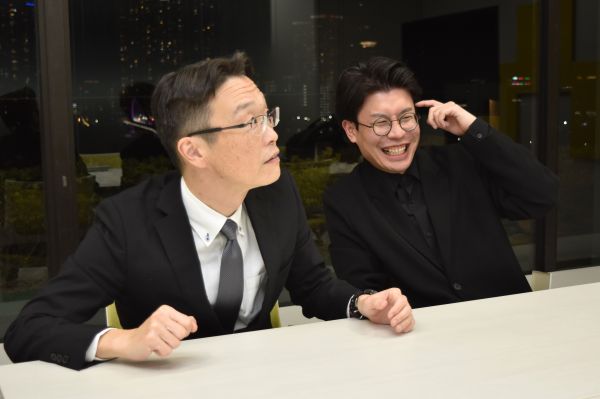 M-1グランプリ2025に出場した都立高校の先生コンビ「キクバリ」。数学教師の小張雄一さん（左）と、美術教師の菊川天照さん