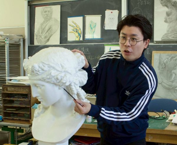 ボケを担当する菊川天照さんは、ふだん美術を教えています＝キクバリ提供