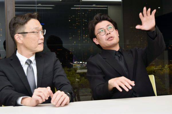 M-1グランプリ2025に出場した都立高校の先生コンビ「キクバリ」。数学教師の小張雄一さん（左）と、美術教師の菊川天照さん