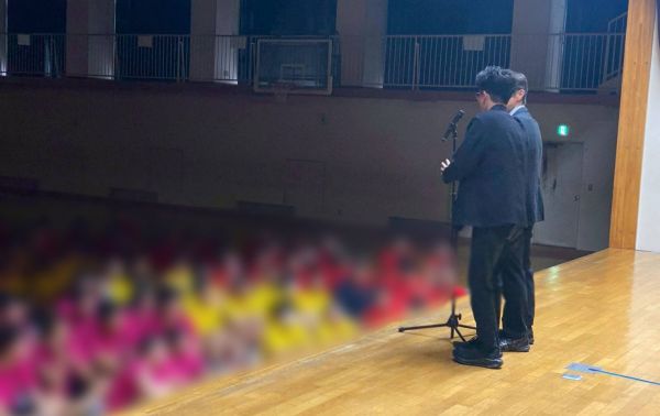 2024年、担任を務める生徒たちの前で初めて漫才を披露した「キクバリ」。生徒たちの笑顔が忘れられないといいます＝キクバリ提供、画像の一部を加工しています