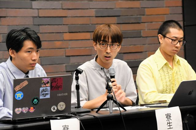 和解後に会見を開いた寮生たち=2025年8月25日、大阪市北区、遠藤美波撮影