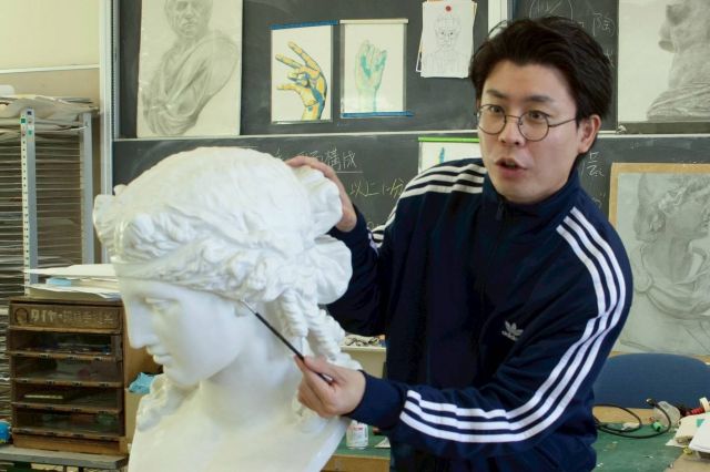 ボケを担当する菊川天照さんは、ふだん美術を教えています＝キクバリ提供