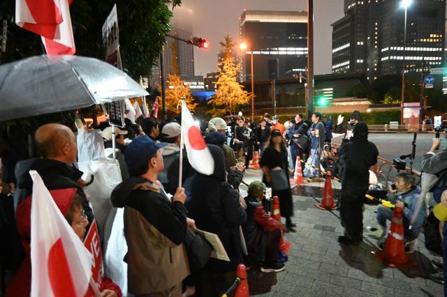 移民政策反対デモの様子。自民党本部前から首相官邸前に移動し、夜まで続いた＝2025年10月26日、東京都千代田区