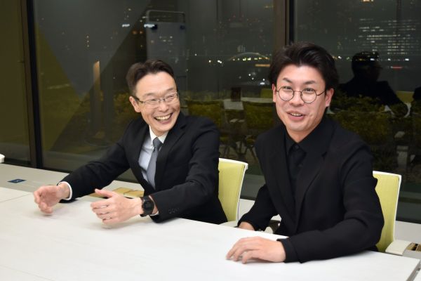 M-1グランプリ2025に出場した都立高校の先生コンビ「キクバリ」。数学教師の小張雄一さん（左）と、美術教師の菊川天照さん