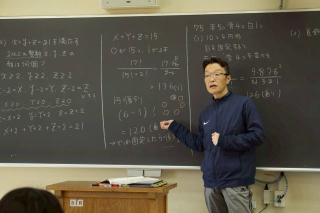 数学を教えるツッコミの小張雄一さん＝キクバリ提供