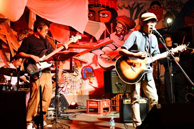 寮祭のライブで演奏する細見和之教授（右手前）ら京大の教員4人からなるバンド「ティーアガルテン」=2025年5月31日、川村さくら撮影